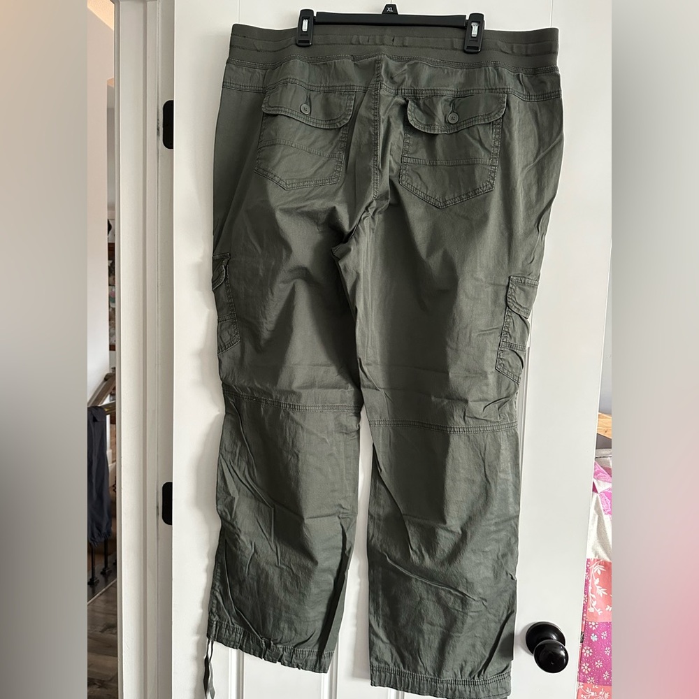 Women’s plus size 24W 2 pairs Charcoal gray and Olive green Cargo Pants - Picture 5 of 16